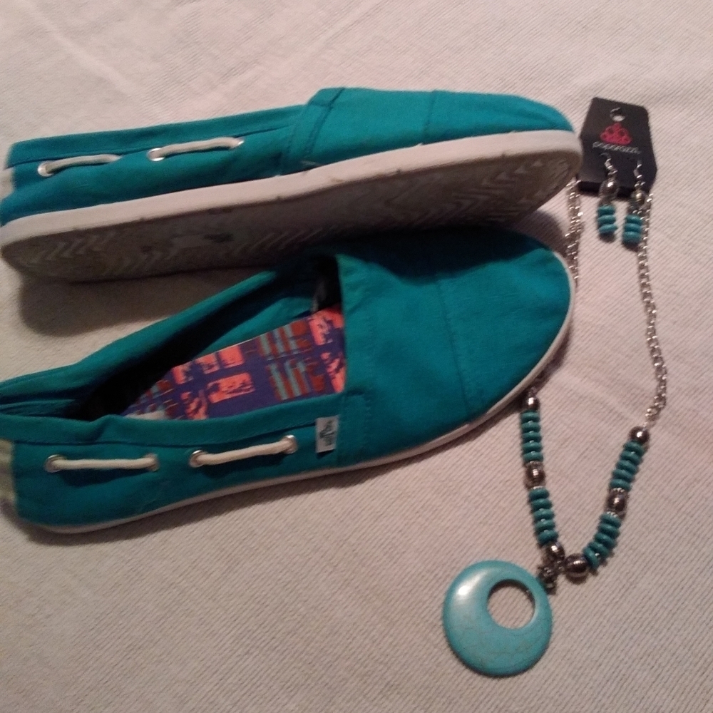 Women's turquoise flats size 9.5